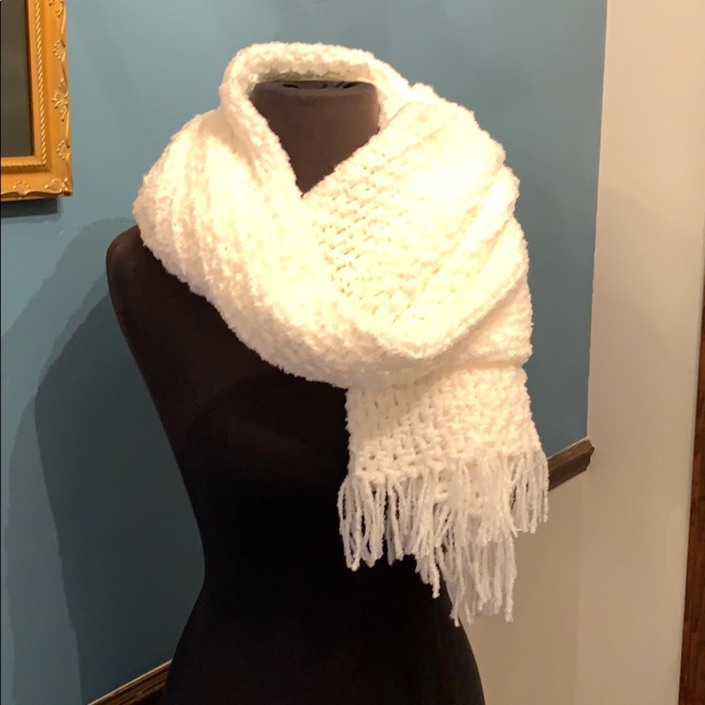 🎁Hand made white shawl/ scarf by A Touch of L❤️ve - Picture 6 of 7
